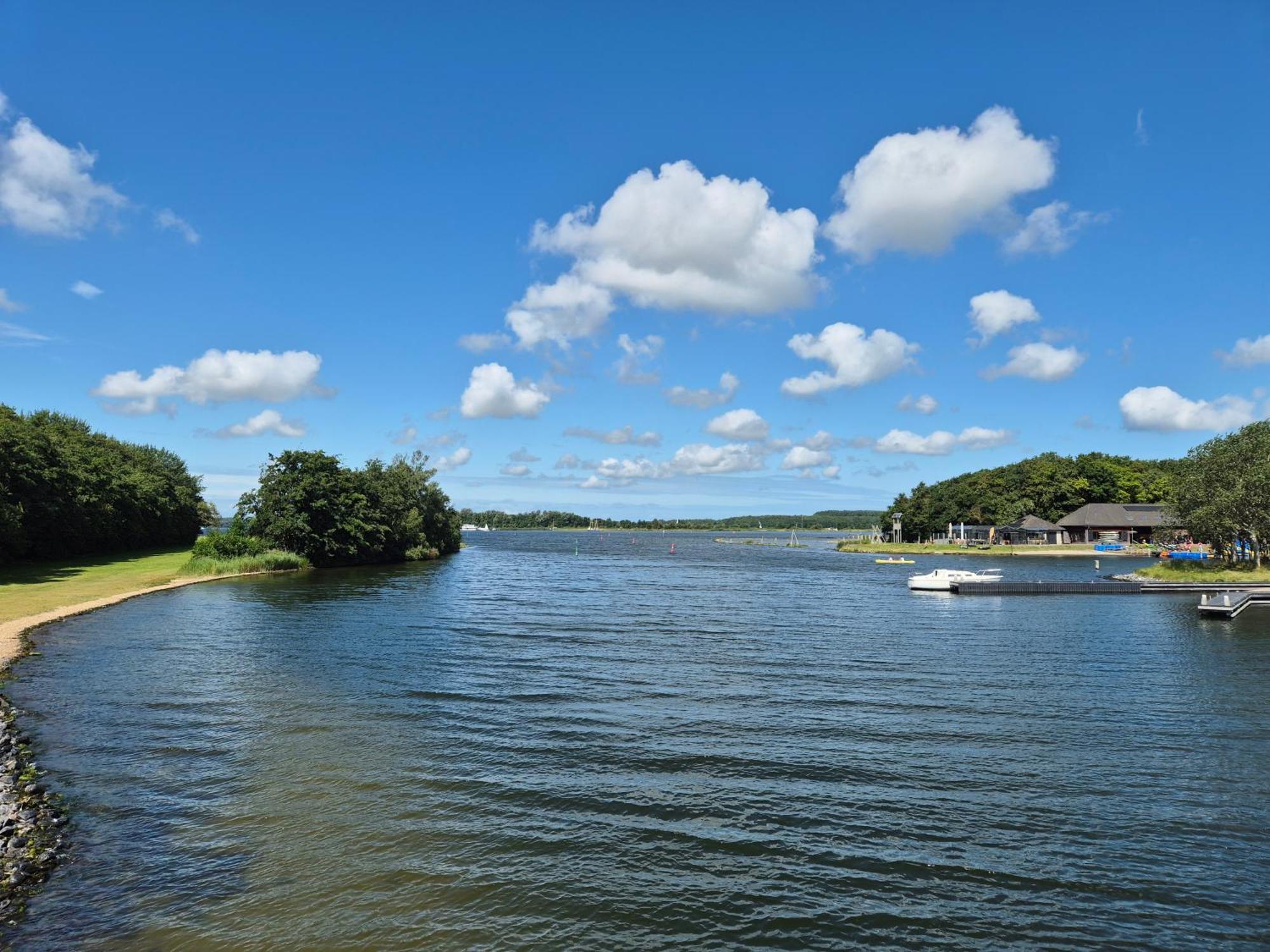 Vila Vrijstaande Ruime Familiewoning Landelijk Gelegen Lewedorp Exteriér fotografie